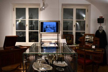 10 Temmuz 2022 'de Polonya' nın Varşova kentindeki Maria Skodowska-Curie Müzesi 'nde görüldü..