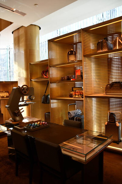 ВАРШОВ, ПОЛЬША - 2 ИЮЛЯ: Магазин Louis Vuitton в Варшаве, Польша, 2 июля 2022 года.