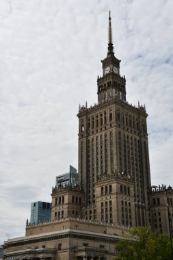 VARŞAN, POLAND - 10 Temmuz 2022 'de Polonya' nın Varşova kentindeki Kültür ve Bilim Sarayı.