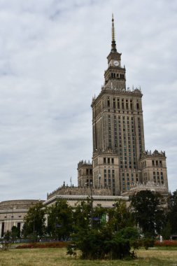 VARŞAN, POLAND - 10 Temmuz 2022 'de Polonya' nın Varşova kentindeki Kültür ve Bilim Sarayı.