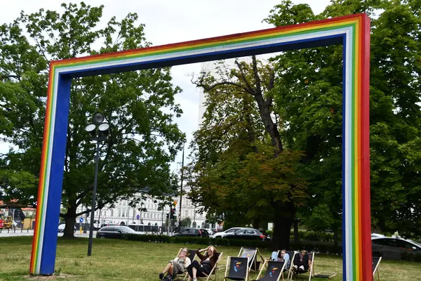 Jul 2022年7月13日在波兰华沙Maachowski广场看到的简单彩虹雕塑 — 图库照片