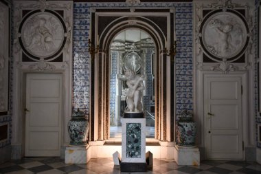 WARsaw, POLAND - 15 Temmuz 2022 'de Polonya' nın başkenti Varşova 'daki Royal Lazienki Müzesi' ndeki Ada Sarayı.