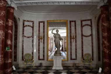 WARsaw, POLAND - 15 Temmuz 2022 'de Polonya' nın başkenti Varşova 'daki Royal Lazienki Müzesi' ndeki Ada Sarayı.