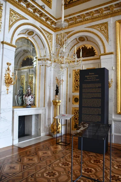 Jul 2022年7月15日看到的波兰华沙拉齐恩斯基皇家博物馆岛上的宫殿 — 图库照片