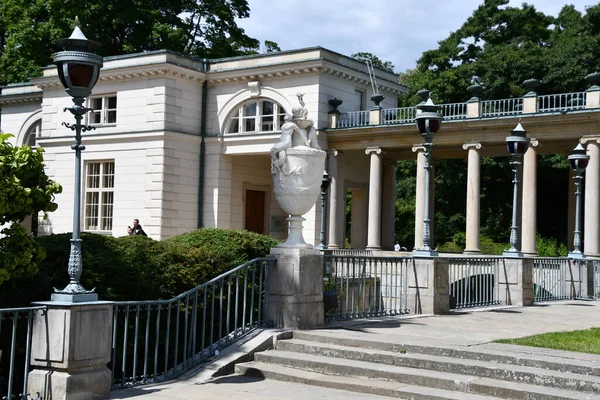 Jul 2022年7月15日看到的波兰华沙拉齐恩斯基皇家博物馆岛上的宫殿 — 图库照片