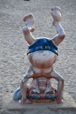 TEL AVIV, ISRAEL - 18 Temmuz 2022 'de Tel Aviv, İsrail' de David Ben Gurion Headstand Heykeli.