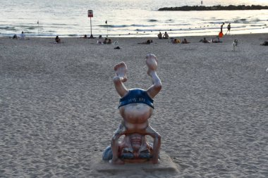 TEL AVIV, ISRAEL - 18 Temmuz 2022 'de Tel Aviv, İsrail' de David Ben Gurion Headstand Heykeli.