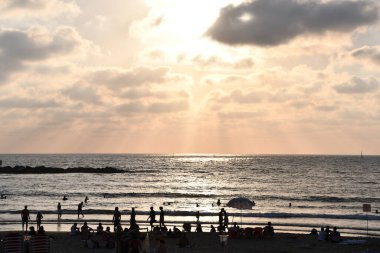 TEL AVIV, ISRAEL - 18 Temmuz 2021 'de İsrail' in Tel Aviv plajından gün batımı görüntüsü.