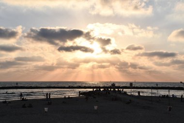 TEL AVIV, ISRAEL - 18 Temmuz 2021 'de İsrail' in Tel Aviv plajından gün batımı görüntüsü.