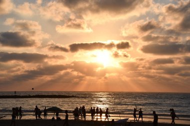 TEL AVIV, ISRAEL - 18 Temmuz 2021 'de İsrail' in Tel Aviv plajından gün batımı görüntüsü.