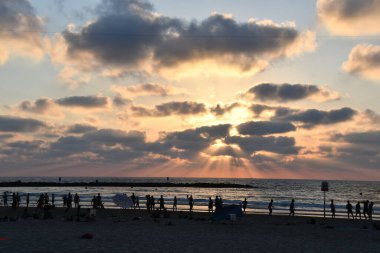 TEL AVIV, ISRAEL - 18 Temmuz 2021 'de İsrail' in Tel Aviv plajından gün batımı görüntüsü.