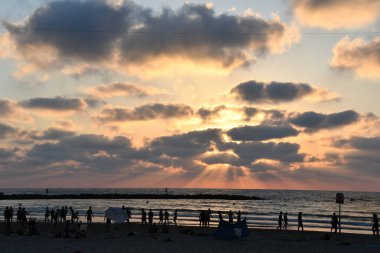 TEL AVIV, ISRAEL - 18 Temmuz 2021 'de İsrail' in Tel Aviv plajından gün batımı görüntüsü.