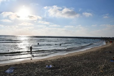 TEL AVIV, ISRAEL - 18 Temmuz 2021 'de İsrail' in Tel Aviv plajından gün batımı görüntüsü.