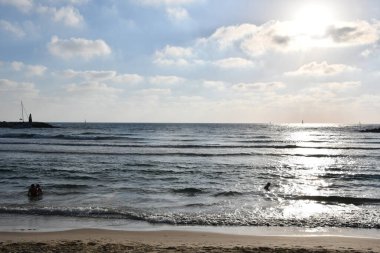 TEL AVIV, ISRAEL - 18 Temmuz 2021 'de İsrail' in Tel Aviv plajından gün batımı görüntüsü.