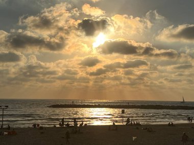 TEL AVIV, ISRAEL - 18 Temmuz 2021 'de İsrail' in Tel Aviv plajından gün batımı görüntüsü.