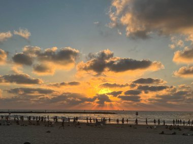 TEL AVIV, ISRAEL - 18 Temmuz 2021 'de İsrail' in Tel Aviv plajından gün batımı görüntüsü.