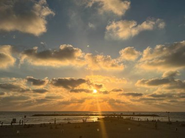 TEL AVIV, ISRAEL - 18 Temmuz 2021 'de İsrail' in Tel Aviv plajından gün batımı görüntüsü.