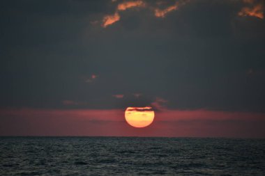 İsrail, Tel Aviv sahilinden gün batımı manzarası