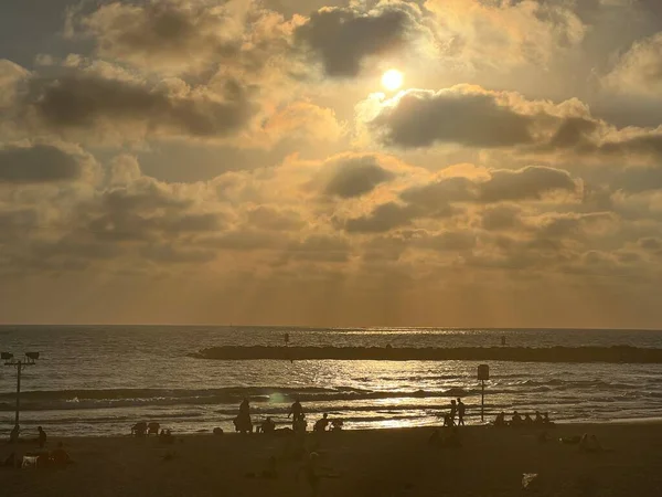 TEL AVIV, ISRAEL - 18 Temmuz 2021 'de İsrail' in Tel Aviv plajından gün batımı görüntüsü.