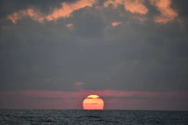 从以色列特拉维夫海滩看日落 — 图库照片