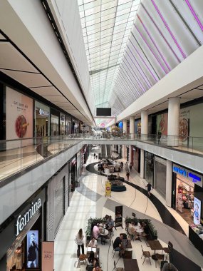 TEL AVIV, ISRAEL - 21 Temmuz 2022 'de İsrail' in TLV Moda Merkezi 'nde görüldü..