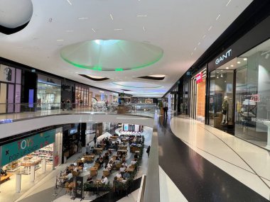 TEL AVIV, ISRAEL - 21 Temmuz 2022 'de İsrail' in TLV Moda Merkezi 'nde görüldü..