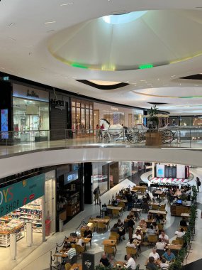 TEL AVIV, ISRAEL - 21 Temmuz 2022 'de İsrail' in TLV Moda Merkezi 'nde görüldü..