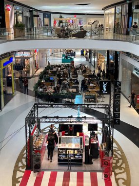 TEL AVIV, ISRAEL - 21 Temmuz 2022 'de İsrail' in TLV Moda Merkezi 'nde görüldü..