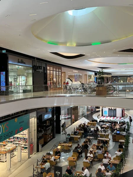 TEL AVIV, ISRAEL - 21 Temmuz 2022 'de İsrail' in TLV Moda Merkezi 'nde görüldü..