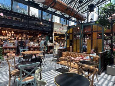 TEL AVIV, ISRAEL - 21 Temmuz 2021 'de İsrail' in Tel Aviv kentindeki Sarona Pazarı.