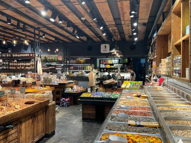 TEL AVIV, ISRAEL - 21 Temmuz 2021 'de İsrail' in Tel Aviv kentindeki Sarona Pazarı.