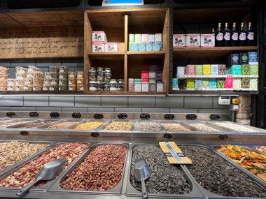 TEL AVIV, ISRAEL - 21 Temmuz 2021 'de İsrail' in Tel Aviv kentindeki Sarona Pazarı.