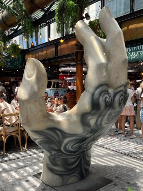 TEL AVIV, ISRAEL - 21 Temmuz 2021 'de İsrail' in Tel Aviv kentindeki Sarona Pazarı.