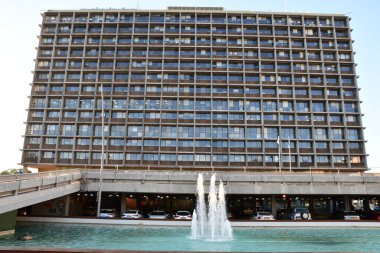 TEL AVIV, ISRAEL - 20 Temmuz 2021 'de İsrail' in Tel Aviv kentindeki Rabin Meydanı 'ndaki belediye binası. 