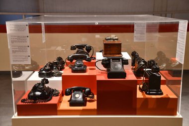 TEL AVIV, ISRAEL - 20 Temmuz 2022 'de İsrail' in Tel Aviv kentindeki Muza Eretz İsrail Müzesinde Alexander Posta Tarihi Müzesi. 