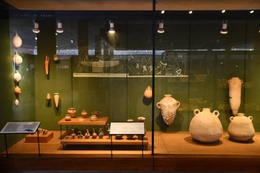 TEL AVIV, ISRAEL - 20 Temmuz 2022 'de İsrail' in Tel Aviv kentindeki Muza Eretz İsrail Müzesinde Haaretz Müzesi Seramik Pavyonu. 