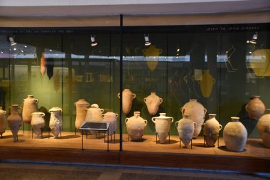 TEL AVIV, ISRAEL - 20 Temmuz 2022 'de İsrail' in Tel Aviv kentindeki Muza Eretz İsrail Müzesinde Haaretz Müzesi Seramik Pavyonu. 