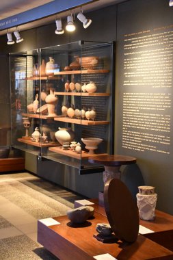 TEL AVIV, ISRAEL - 20 Temmuz 2022 'de İsrail' in Tel Aviv kentindeki Muza Eretz İsrail Müzesinde Haaretz Müzesi Seramik Pavyonu. 