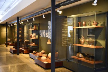 TEL AVIV, ISRAEL - 20 Temmuz 2022 'de İsrail' in Tel Aviv kentindeki Muza Eretz İsrail Müzesinde Haaretz Müzesi Seramik Pavyonu. 