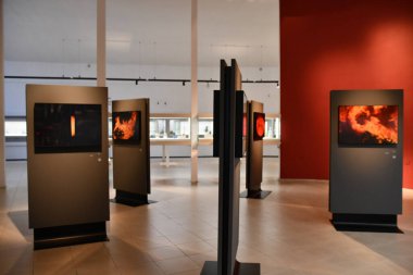 TEL AVIV, ISRAEL - 20 Temmuz 2022 'de İsrail' in Tel Aviv kentindeki Muza Eretz Müzesinde Haaretz Müzesi Cam Pavyonu. 