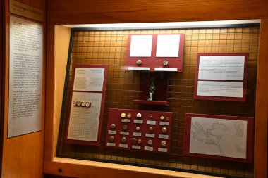 TEL AVIV, ISRAEL - 20 Temmuz 2022 'de İsrail' in Tel Aviv kentindeki Muza Eretz İsrail Müzesinde Kadman Numismatic Pavyonu. 