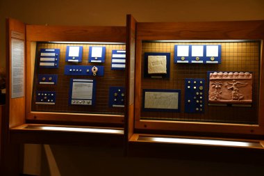 TEL AVIV, ISRAEL - 20 Temmuz 2022 'de İsrail' in Tel Aviv kentindeki Muza Eretz İsrail Müzesinde Kadman Numismatic Pavyonu. 