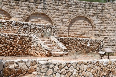 TEL AVIV, ISRAEL - 20 Temmuz 2022 'de İsrail' in Tel Aviv kentindeki Muza Eretz İsrail Müzesi 'nde yeniden inşa edilen tarım terasları. 