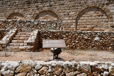 TEL AVIV, ISRAEL - 20 Temmuz 2022 'de İsrail' in Tel Aviv kentindeki Muza Eretz İsrail Müzesi 'nde yeniden inşa edilen tarım terasları. 