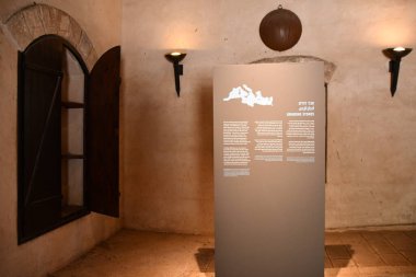 TEL AVIV, ISRAEL - 20 Temmuz 2022 'de İsrail' in Tel Aviv kentindeki Muza Eretz Müzesinde Yeniden Yapılandırılmış un Değirmeni. 