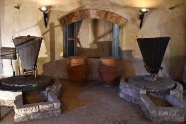 TEL AVIV, ISRAEL - 20 Temmuz 2022 'de İsrail' in Tel Aviv kentindeki Muza Eretz Müzesinde Yeniden Yapılandırılmış un Değirmeni. 