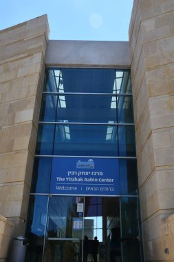 TEL AVIV, ISRAEL - 20 Temmuz 2021 'de İsrail' in Tel Aviv kentindeki Yitzhak Rabin Center.