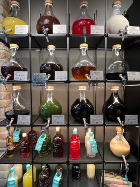 TEL AVIV, ISRAEL - 21 Temmuz 2021 'de İsrail' in Tel Aviv kentindeki Sarona Pazarı.