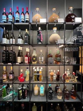 TEL AVIV, ISRAEL - 21 Temmuz 2021 'de İsrail' in Tel Aviv kentindeki Sarona Pazarı.