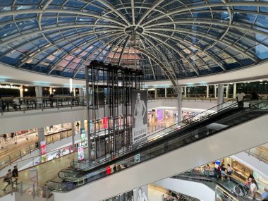 TEL AVIV, ISRAEL - 21 Temmuz 2021 'de İsrail' in Tel Aviv kentindeki Azrieli AVM.